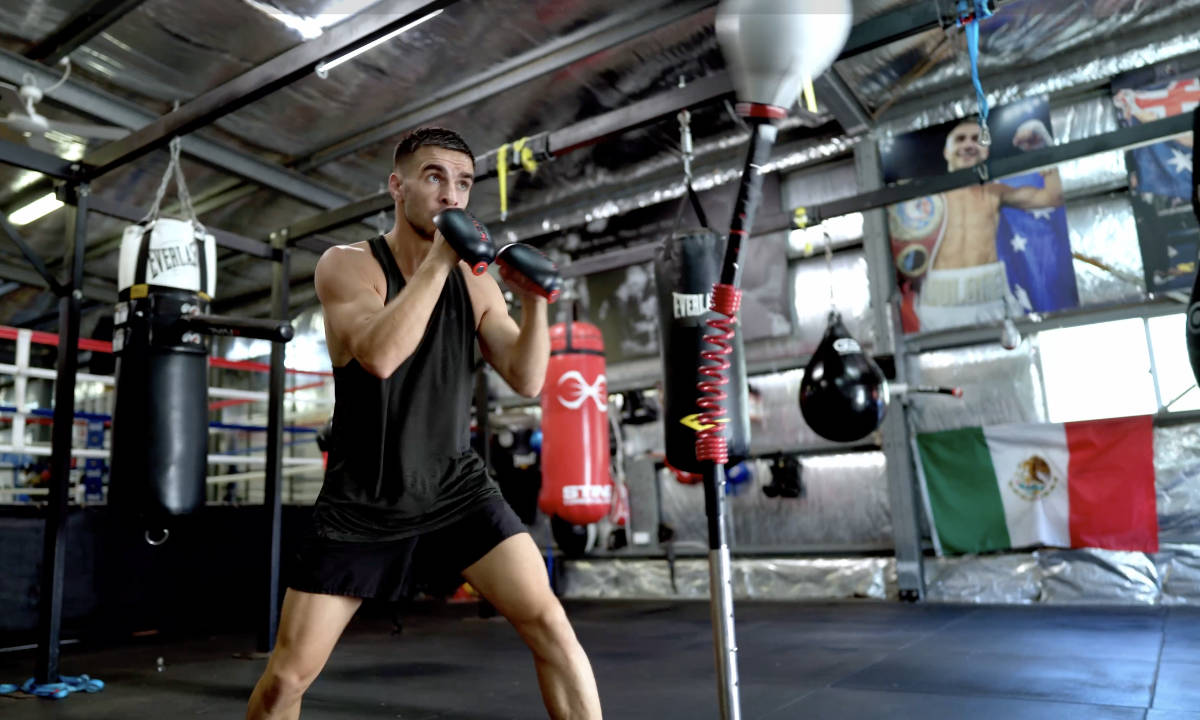 Load video: Andrew Moloney Using the Pounders on the Kewlus Cobra Bag